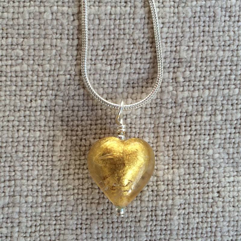 Diana Ingram Gold Murano Glas Kleiner Herz Anhänger An Einer Sterling Silber Kette Diana Ingram Gold Murano Glas Kleiner Herz Anhänger An Einer Sterling Silber Kette von DianaIngramJewellery