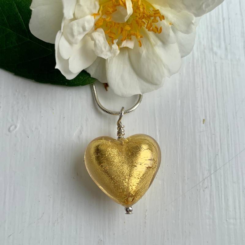 Diana Ingram Mittlerer Herz Anhänger Aus Murano Glas in Gold An Einer Sterling Silber Kette von DianaIngramJewellery
