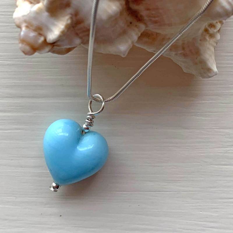 Diana Ingram Halskette Mit Kleinem Herz Aus Murano Glas in Blau An Einer Sterling Silber Kette Diana Ingram Halskette Mit Kleinem Herz Aus Murano Glas in Blau An Einer Sterling Silber Kette von DianaIngramJewellery