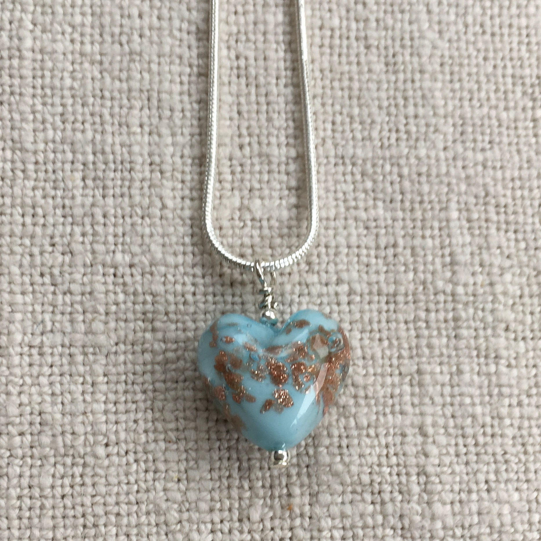 Diana Ingram Halskette Mit Hellblauen Pastell-Anhängern Und Einem Kleinen Herz Aus Aventurin-Muranoglas An Einer Schlangenkette Sterling Silber Diana Ingram Halskette Mit Hellblauen Pastell-Anhängern Und Einem Kleinen Herz Aus Aventurin-Muranoglas An Einer Schlangenkette Sterling Silber von DianaIngramJewellery