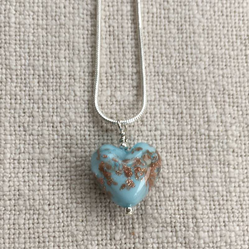 Diana Ingram Halskette Mit Hellblauen Pastell-Anhängern Und Einem Kleinen Herz Aus Aventurin-Muranoglas An Einer Schlangenkette Sterling Silber Diana Ingram Halskette Mit Hellblauen Pastell-Anhängern Und Einem Kleinen Herz Aus Aventurin-Muranoglas An Einer Schlangenkette Sterling Silber von DianaIngramJewellery