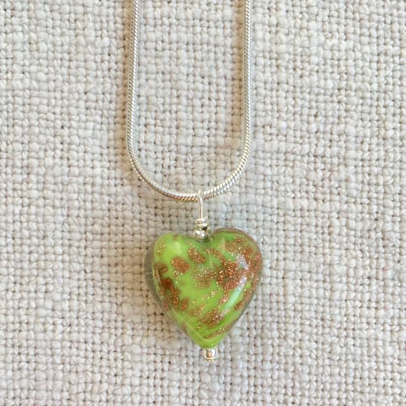 Diana Ingram Halskette Mit Hellgrünem Pastell Herz Und Aventurin Murano Glas Anhänger An Einer Schlangenkette Aus Sterling Silber Diana Ingram Halskette Mit Hellgrünem Pastell Herz Und Aventurin Murano Glas Anhänger An Einer Schlangenkette Aus Sterling Silber von DianaIngramJewellery