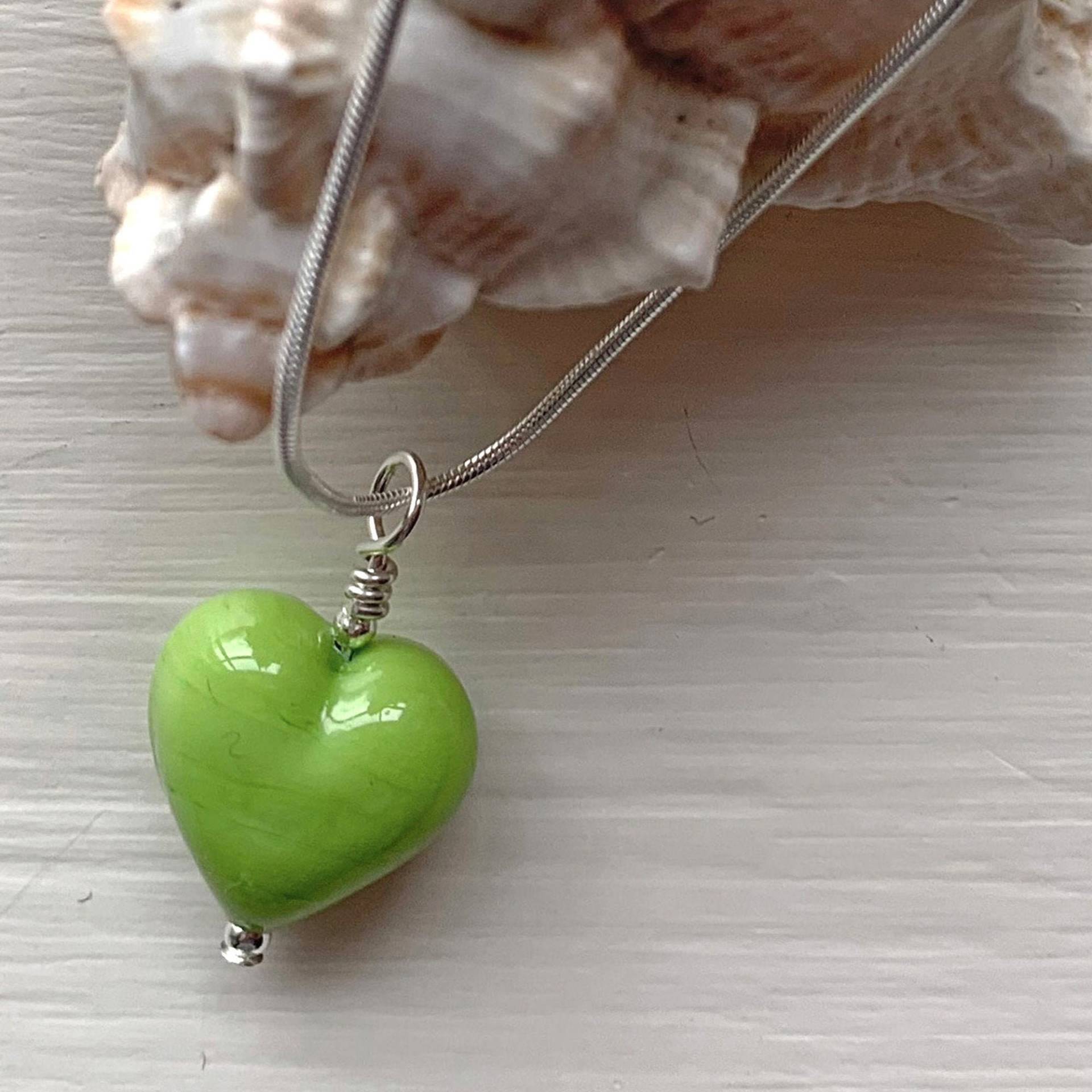 Diana Ingram Halskette Mit Kleinem Herzanhänger Aus Hellgrünem Muranoglas An Einer Schlangenkette Sterling Silber Diana Ingram Halskette Mit Kleinem Herzanhänger Aus Hellgrünem Muranoglas An Einer Schlangenkette Sterling Silber von DianaIngramJewellery