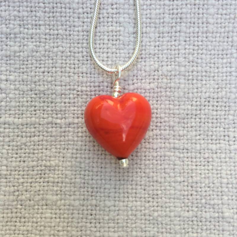 Diana Ingram Halskette Mit Kleinem Herz Aus Murano Glas in Rot An Einer Sterling Silber Kette Diana Ingram Halskette Mit Kleinem Herz Aus Murano Glas in Rot An Einer Sterling Silber Kette von DianaIngramJewellery