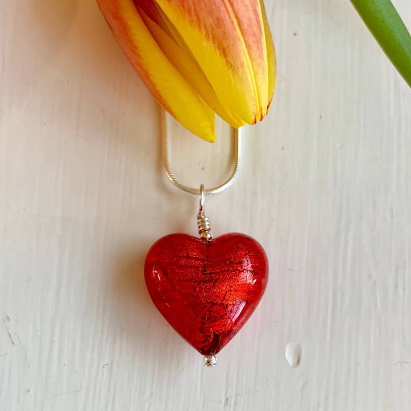 Diana Ingram Halskette Mit Hellrotem Murano Glas Medium Herz Anhänger An Sterling Silber Schlangenkette Diana Ingram Halskette Mit Hellrotem Murano Glas Medium Herz Anhänger An Sterling Silber Schlangenkette von DianaIngramJewellery