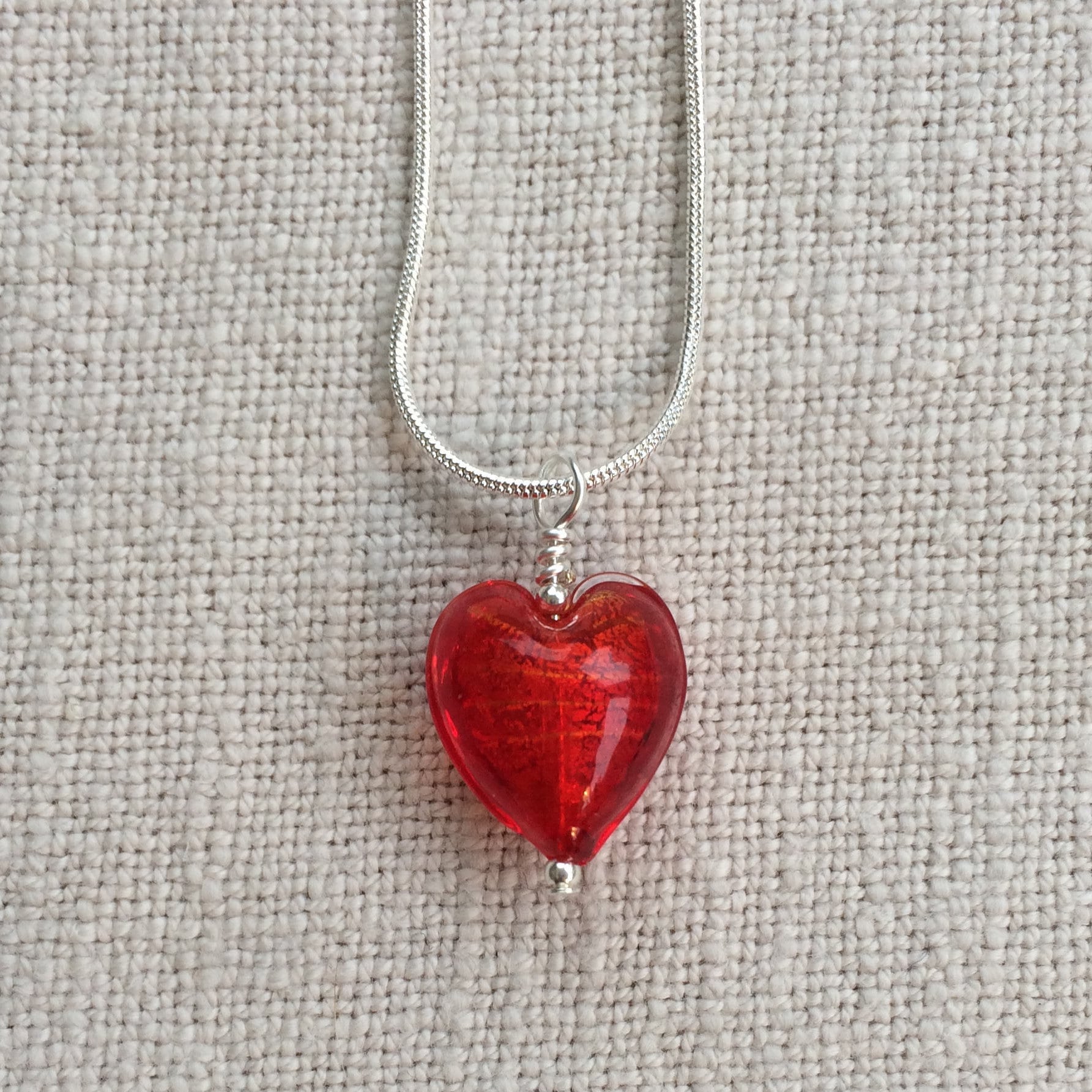 Diana Ingram Halskette Mit Hellrotem Muranoglas Kleine Herzanhänger An Sterling Silber Schlangenkette Diana Ingram Halskette Mit Hellrotem Muranoglas Kleine Herzanhänger An Sterling Silber Schlangenkette von DianaIngramJewellery