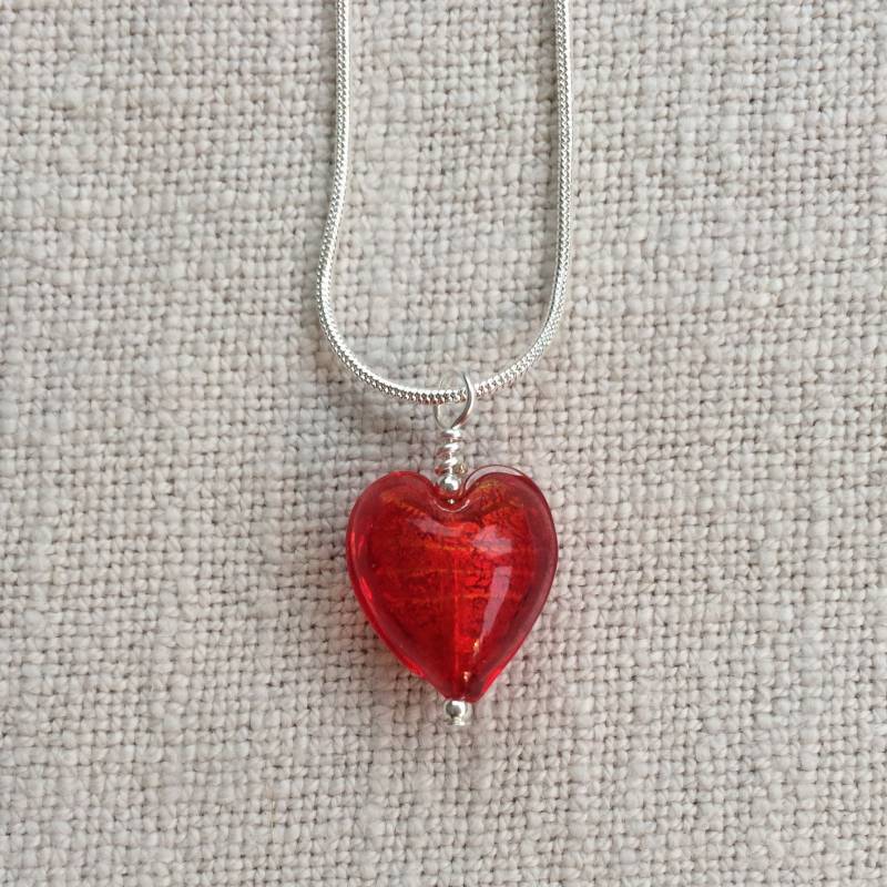 Diana Ingram Halskette Mit Kleinem Herz Aus Murano Glas in Rot An Einer Sterling Silber Kette von DianaIngramJewellery