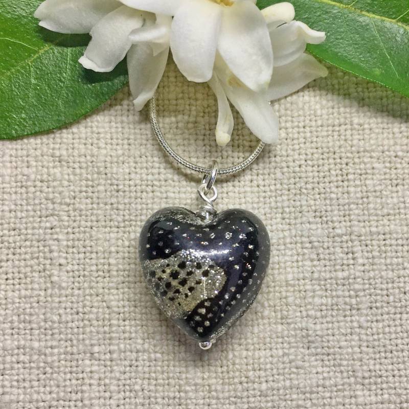 Diana Ingram Halskette Mit Mittelgroßem Herz Aus Murano Glas in Schwarz An Einer Sterling Silber Kette Diana Ingram Halskette Mit Mittelgroßem Herz Aus Murano Glas in Schwarz An Einer Sterling Silber Kette von DianaIngramJewellery