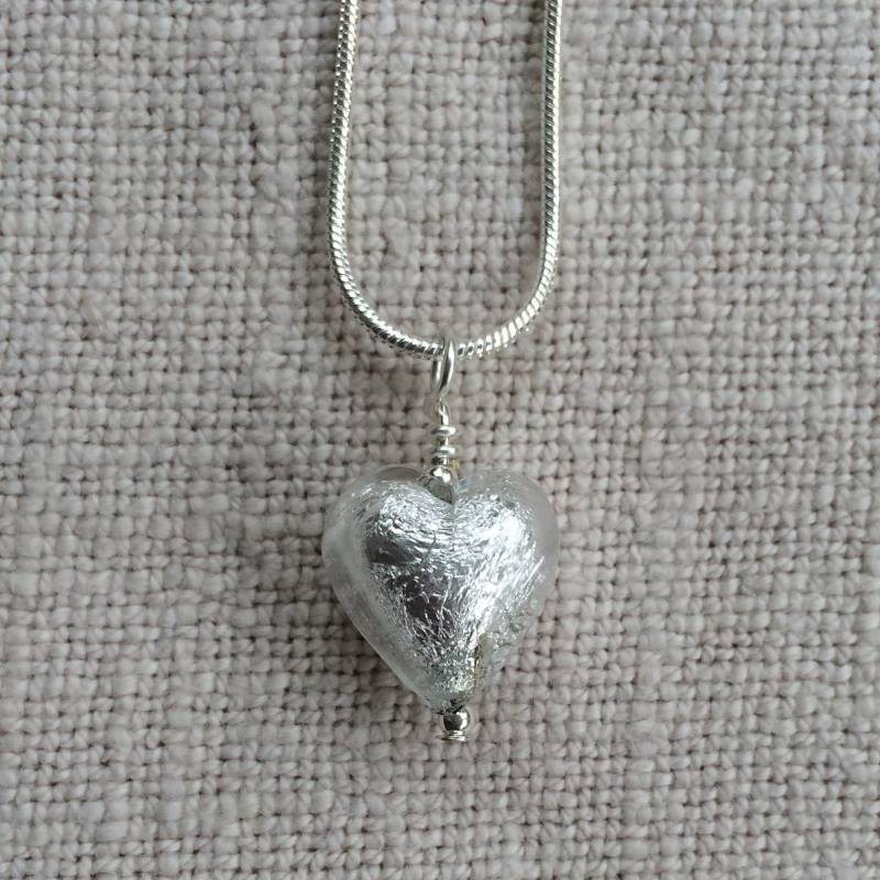 Diana Ingram Halskette Mit Klarem Kristall Und Silbernem Muranoglas Kleine Herz Anhänger An Sterling Silber Schlangenkette Diana Ingram Halskette Mit Klarem Kristall Und Silbernem Muranoglas Kleine Herz Anhänger An Sterling Silber Schlangenkette von DianaIngramJewellery