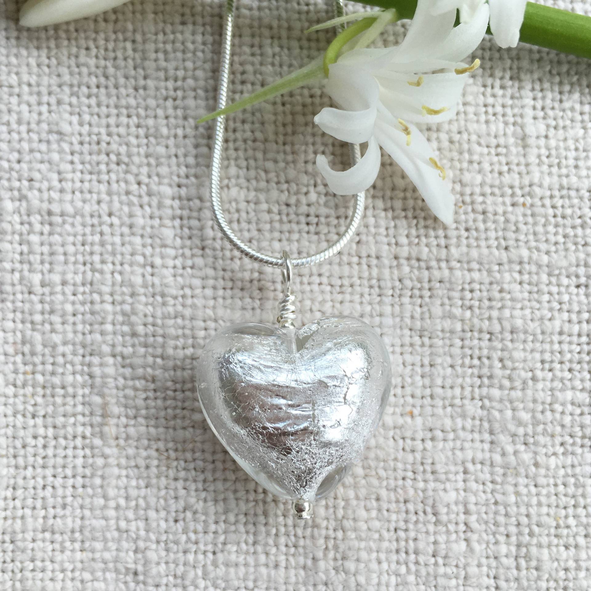 Diana Ingram Halskette Mit Klarem Kristall Und Silbernem Muranoglas Mittleres Herz Anhänger An Sterling Silber Schlangenkette Diana Ingram Halskette Mit Klarem Kristall Und Silbernem Muranoglas Mittleres Herz Anhänger An Sterling Silber Schlangenkette von DianaIngramJewellery