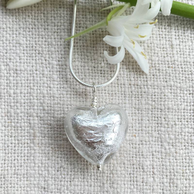 Diana Ingram Halskette Mit Klarem Kristall Und Silbernem Muranoglas Mittleres Herz Anhänger An Sterling Silber Schlangenkette Diana Ingram Halskette Mit Klarem Kristall Und Silbernem Muranoglas Mittleres Herz Anhänger An Sterling Silber Schlangenkette von DianaIngramJewellery