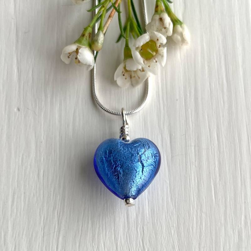 Diana Ingram Halskette Mit Kleinem Herz Aus Murano Glas in Blau An Einer Sterling Silber Kette Diana Ingram Halskette Mit Kleinem Herz Aus Murano Glas in Blau An Einer Sterling Silber Kette von DianaIngramJewellery