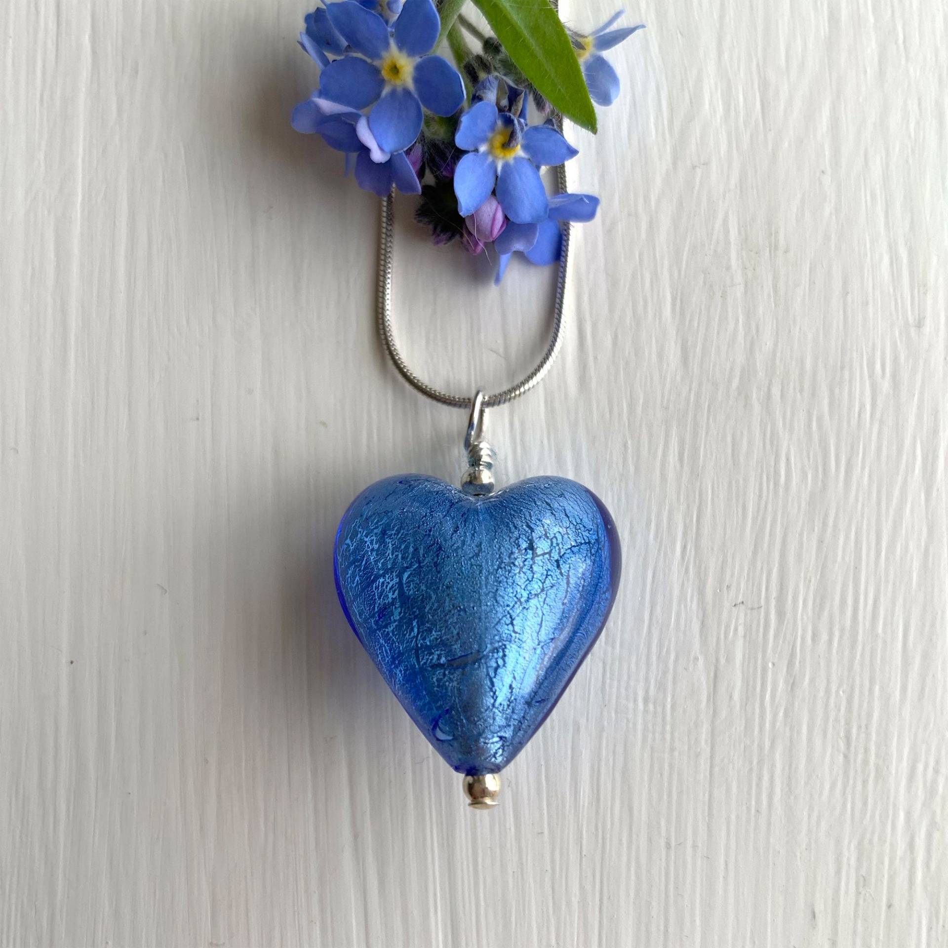 Diana Ingram Halskette Mit Kornblume Blau Murano Glas Medium Herz Anhänger An Sterling Silber Schlangenkette Diana Ingram Halskette Mit Kornblume Blau Murano Glas Medium Herz Anhänger An Sterling Silber Schlangenkette von DianaIngramJewellery