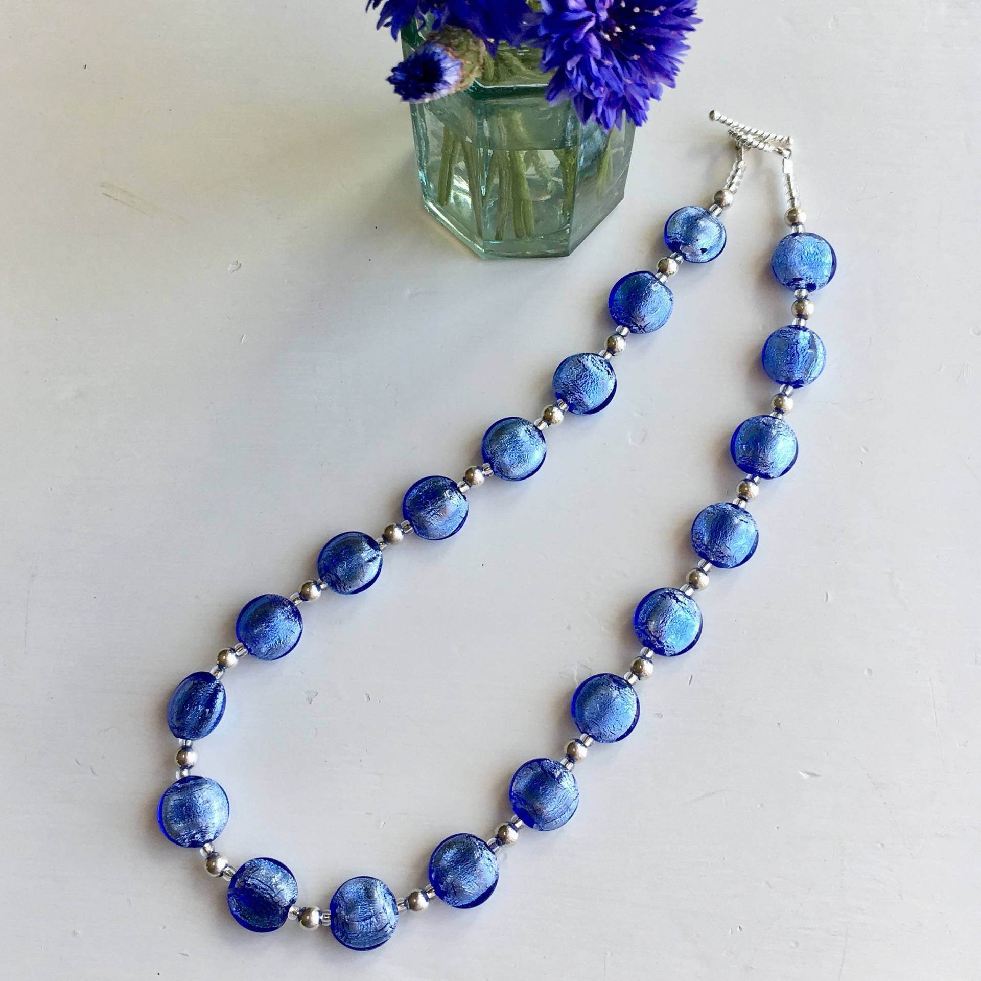 Diana Ingram Halskette Mit Kornblumenblauen Muranoglas Kleinen Linsen Auf Sterling Silber Perlen Und Verschluss Diana Ingram Halskette Mit Kornblumenblauen Muranoglas Kleinen Linsen Auf Sterling Silber Perlen Und Verschluss von DianaIngramJewellery