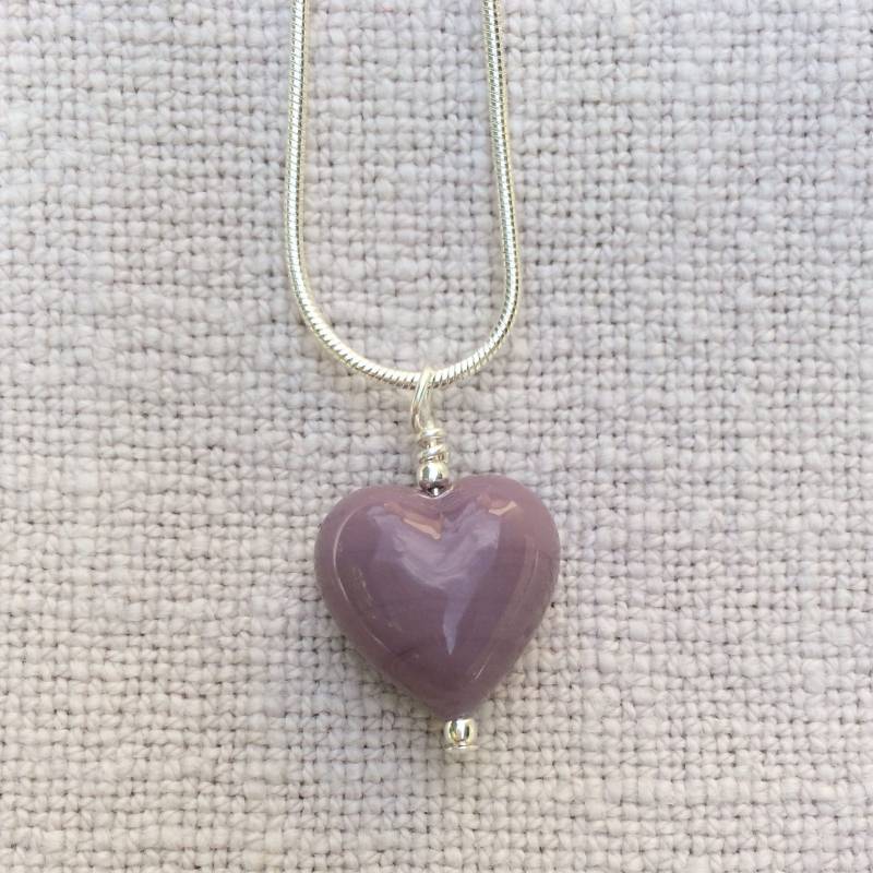 Diana Ingram Halskette Mit Kleines Herz Aus Murano Glas in Lila An Einer Sterling Silber Kette Diana Ingram Halskette Mit Kleines Herz Aus Murano Glas in Lila An Einer Sterling Silber Kette von DianaIngramJewellery
