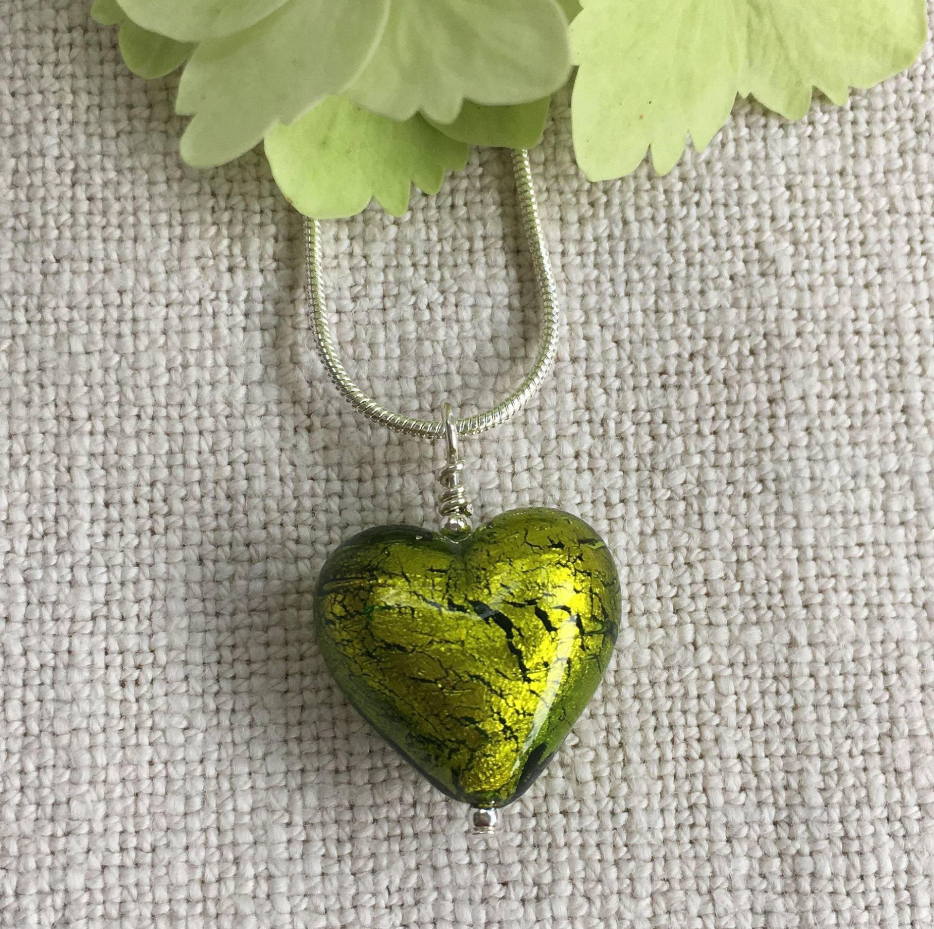 Diana Ingram Halskette Mit Olivgrünem Muranoglas Mittleren Herz Anhänger An Sterling Silber Schlangenkette Diana Ingram Halskette Mit Olivgrünem Muranoglas Mittleren Herz Anhänger An Sterling Silber Schlangenkette von DianaIngramJewellery