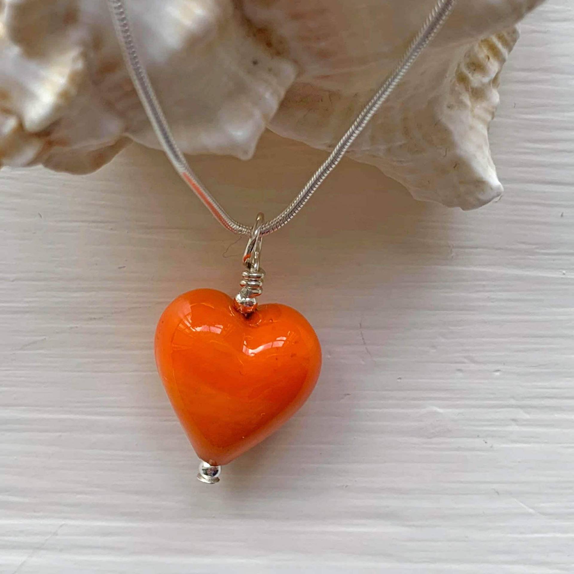Diana Ingram Halskette Mit Kleinem Herzanhänger Aus Orange-Pastell Muranoglas An Schlangenkette Sterling Silber Diana Ingram Halskette Mit Kleinem Herzanhänger Aus Orange-Pastell Muranoglas An Schlangenkette Sterling Silber von DianaIngramJewellery