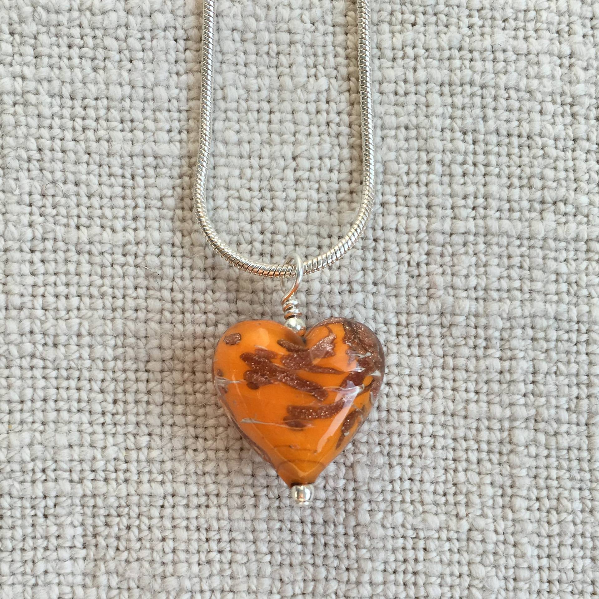 Diana Ingram Halskette Mit Orange Pastell Und Aventurin Murano Glas Kleines Herz Anhänger An Sterling Silber Schlangenkette Diana Ingram Halskette Mit Orange Pastell Und Aventurin Murano Glas Kleines Herz Anhänger An Sterling Silber Schlangenkette von DianaIngramJewellery