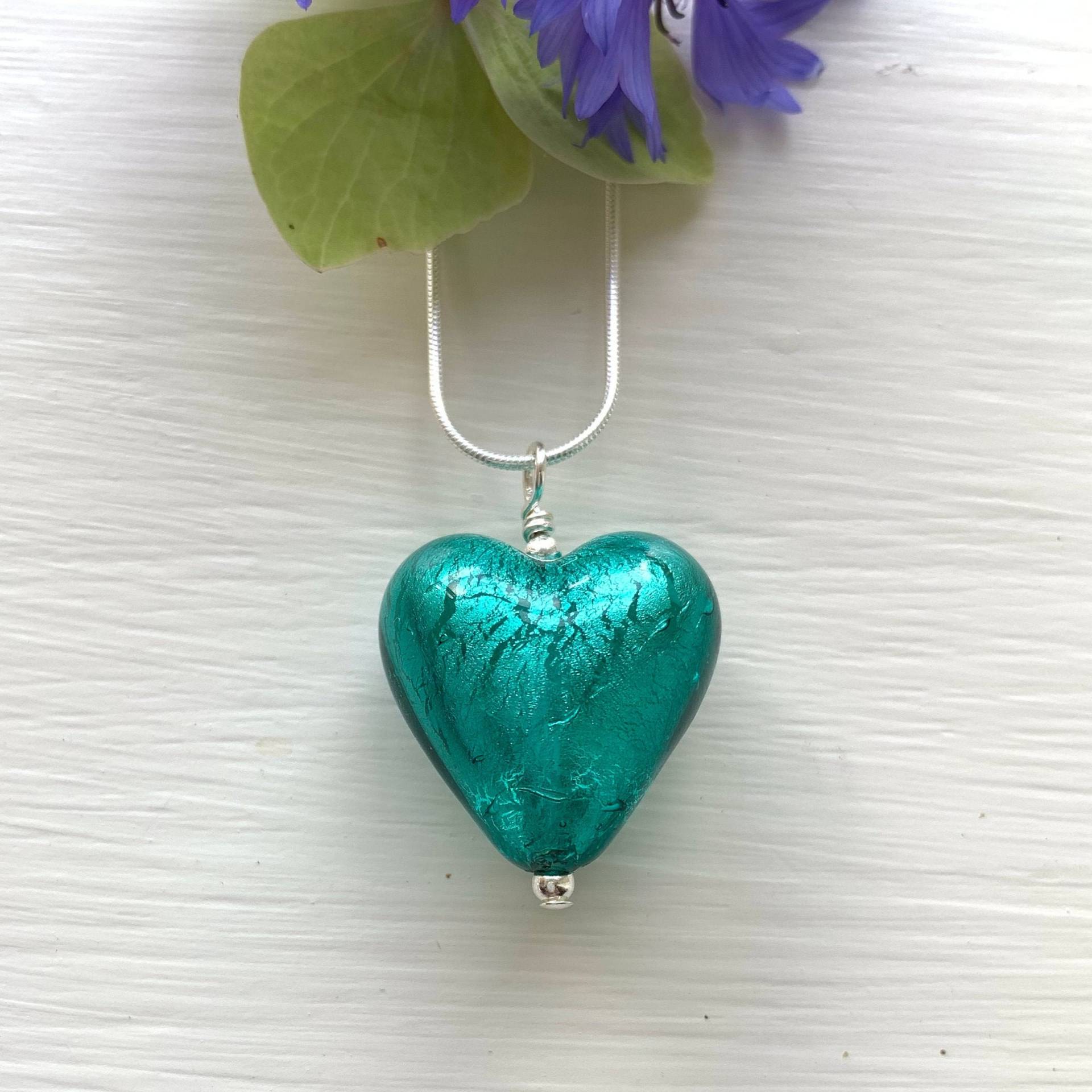 Diana Ingram Halskette Mit Petrolfarbenem | Grün, Jade Muranoglas Mittleren Herz Anhänger An Sterling Silber Schlangenkette Diana Ingram Halskette Mit Petrolfarbenem | Grün, Jade Muranoglas Mittleren Herz Anhänger An Sterling Silber Schlangenkette von DianaIngramJewellery