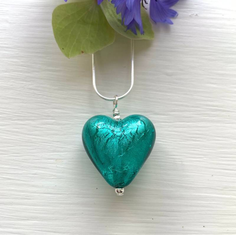 Diana Ingram Halskette Mit Türkisem Herz Anhänger Aus Murano Glas An Einer Sterling Silber Kette Diana Ingram Halskette Mit Türkisem Herz Anhänger Aus Murano Glas An Einer Sterling Silber Kette von DianaIngramJewellery