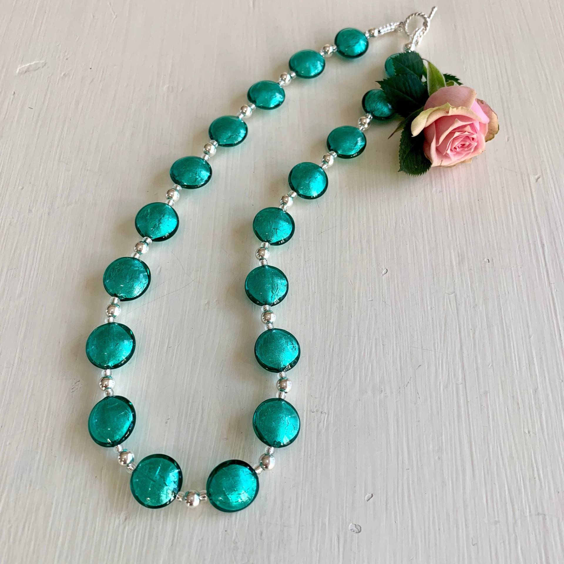 Diana Ingram Halskette Mit Petrolfarbenen | Grün, Jade Muranoglas Kleinen Linsen Auf Sterling Silber Perlen Und Verschluss Diana Ingram Halskette Mit Petrolfarbenen | Grün, Jade Muranoglas Kleinen Linsen Auf Sterling Silber Perlen Und Verschluss von DianaIngramJewellery
