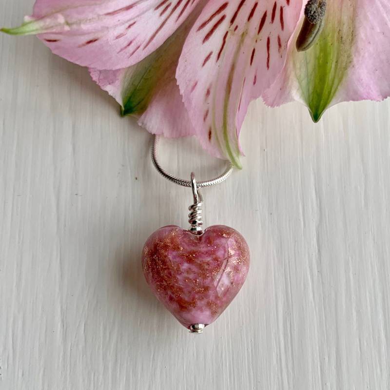 Diana Ingram Halskette Mit Pink Murano Glas Kleines Herz Anhänger An Sterling Silber Kette Diana Ingram Halskette Mit Pink Murano Glas Kleines Herz Anhänger An Sterling Silber Kette von DianaIngramJewellery