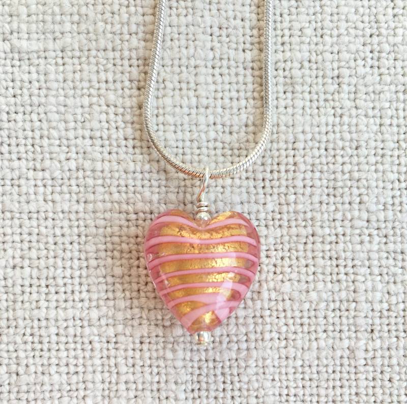 Diana Ingram Halskette Mit Pink Murano Glas Kleines Herz Anhänger An Sterling Silber Kette Diana Ingram Halskette Mit Pink Murano Glas Kleines Herz Anhänger An Sterling Silber Kette von DianaIngramJewellery