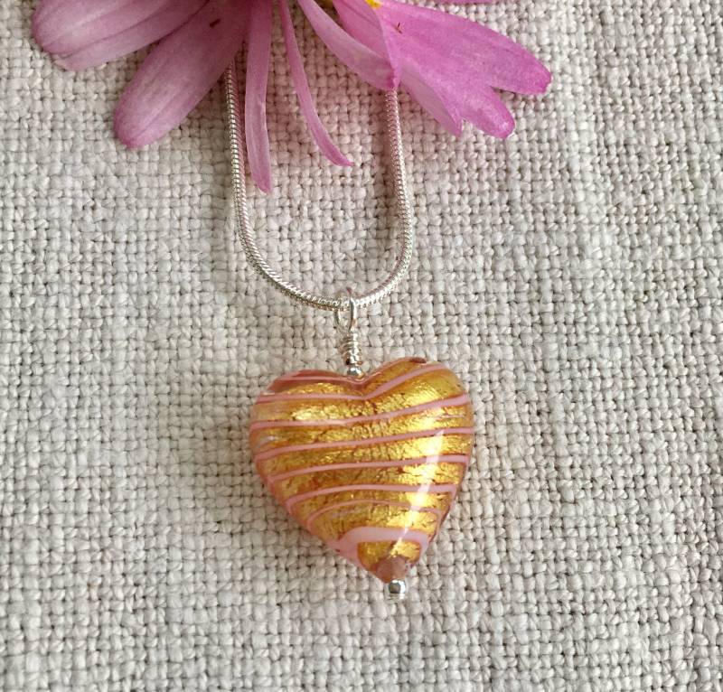 Diana Ingram Halskette Mit Mittelgroßem Herz Aus Murano Glas in Rosa An Einer Sterling Silber Kette Diana Ingram Halskette Mit Mittelgroßem Herz Aus Murano Glas in Rosa An Einer Sterling Silber Kette von DianaIngramJewellery