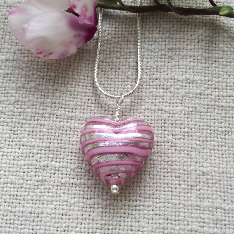 Diana Ingram Halskette Mit Mittelgroßem Herz Aus Murano Glas in Rosa An Einer Sterling Silber Kette Diana Ingram Halskette Mit Mittelgroßem Herz Aus Murano Glas in Rosa An Einer Sterling Silber Kette von DianaIngramJewellery