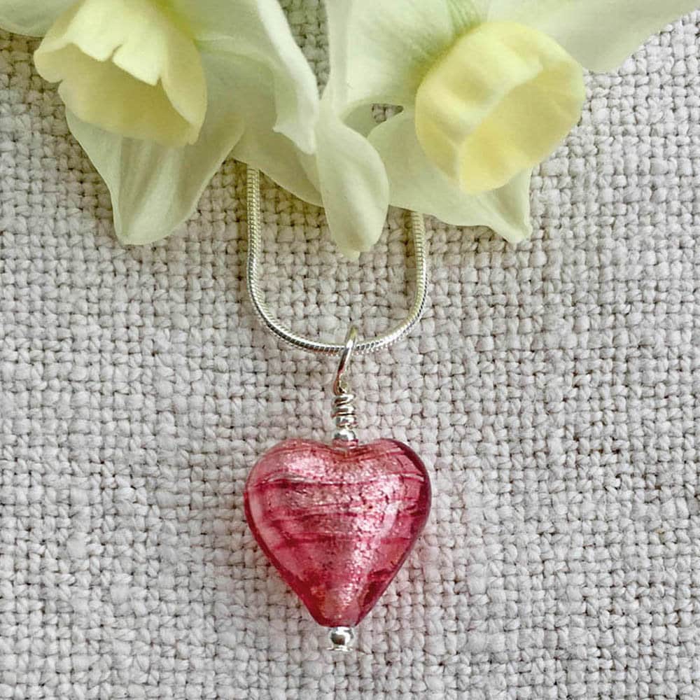 Diana Ingram Halskette Mit Rose Rosa | Cerise, Fuchsia Muranoglas Kleiner Herzanhänger An Sterling Silber Schlangenkette Diana Ingram Halskette Mit Rose Rosa | Cerise, Fuchsia Muranoglas Kleiner Herzanhänger An Sterling Silber Schlangenkette von DianaIngramJewellery