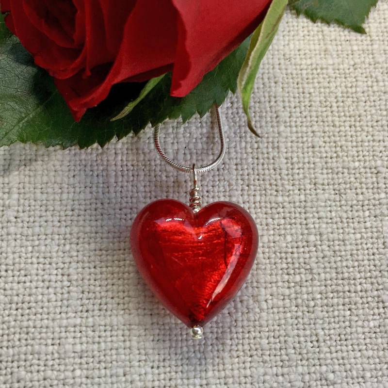Diana Ingram Halskette Mit Mittelgroßem Herz Aus Murano Glas in Rot An Einer Sterling Silber Kette Diana Ingram Halskette Mit Mittelgroßem Herz Aus Murano Glas in Rot An Einer Sterling Silber Kette von DianaIngramJewellery