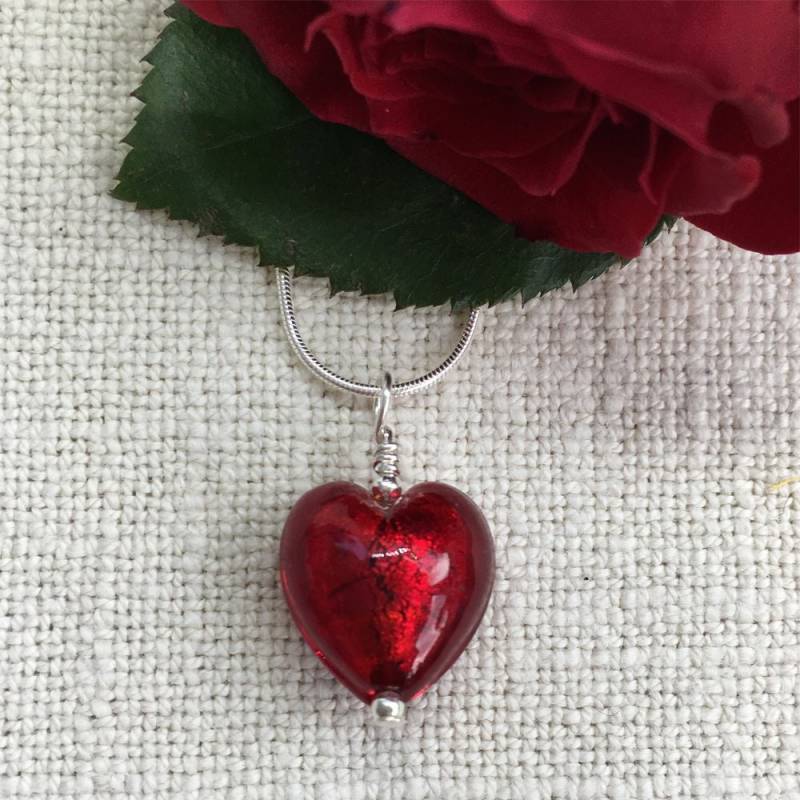 Diana Ingram Halskette Mit Kleinem Herz Aus Murano Glas in Rot An Einer Sterling Silber Kette Diana Ingram Halskette Mit Kleinem Herz Aus Murano Glas in Rot An Einer Sterling Silber Kette von DianaIngramJewellery