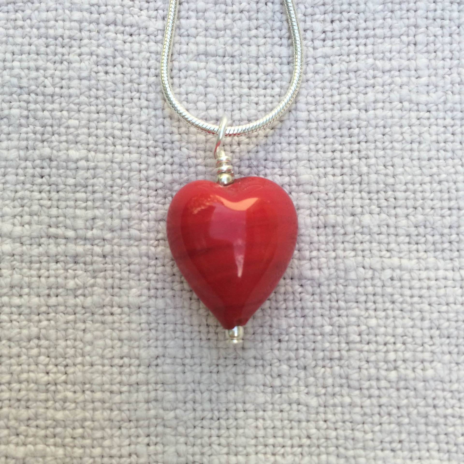 Diana Ingram Halskette Mit Kleinem Herzanhänger Aus Muranoglas in Pastell-Optik An Einer Schlangenkette Sterling Silber Diana Ingram Halskette Mit Kleinem Herzanhänger Aus Muranoglas in Pastell-Optik An Einer Schlangenkette Sterling Silber von DianaIngramJewellery