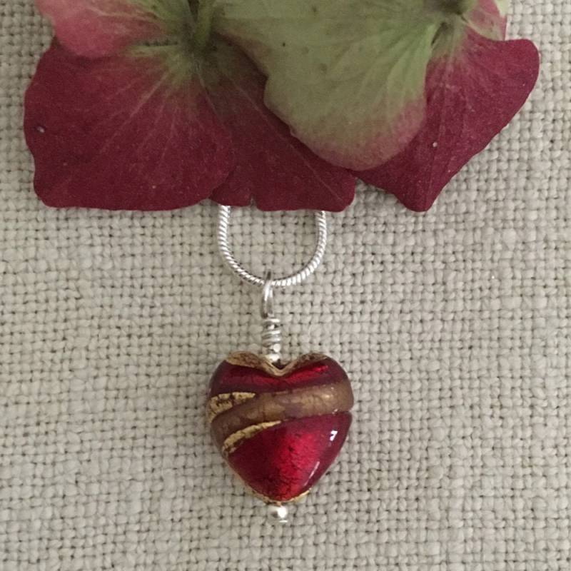 Diana Ingram Halskette Mit Rotem Und Aventurin Wirbel Über Goldenem Muranoglas Kleinem Herz Anhänger An Sterling Silber Schlangenkette von DianaIngramJewellery