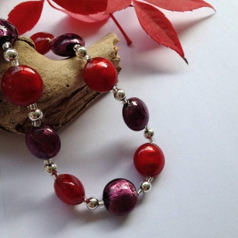 Diana Ingram Halskette Mit Rotem Und Dunklem Amethyst | Lila Muranoglas Kleine Linsen Auf Sterling Silber Perlen Verschluss Diana Ingram Halskette Mit Rotem Und Dunklem Amethyst | Lila Muranoglas Kleine Linsen Auf Sterling Silber Perlen Verschluss von DianaIngramJewellery
