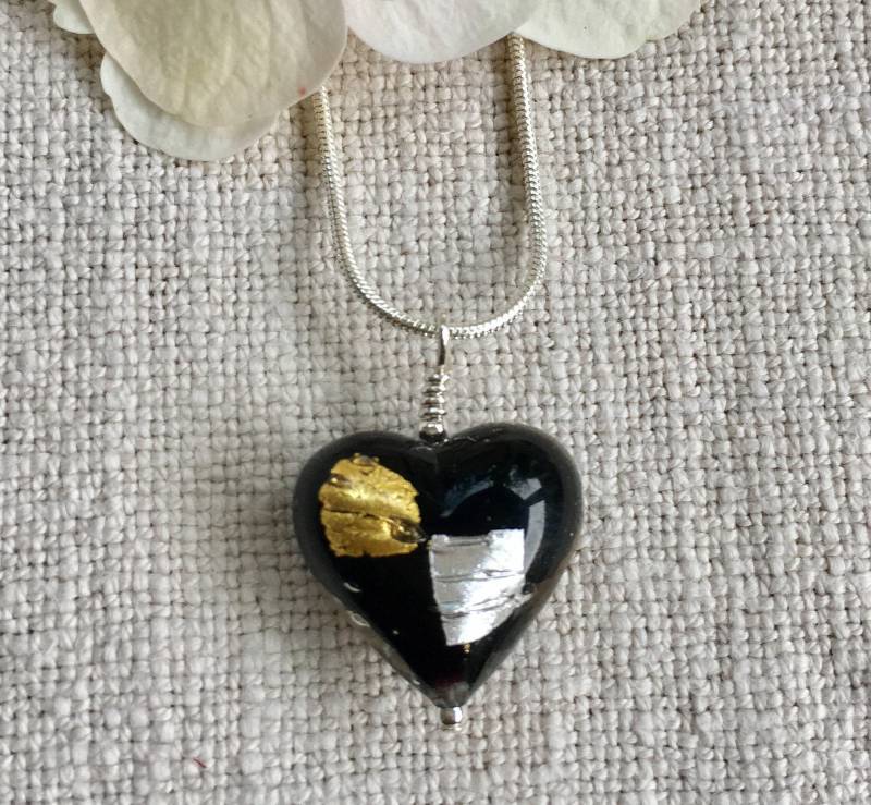 Diana Ingram Halskette Mit Mittelgroßem Herz Aus Murano Glas in Schwarz An Einer Sterling Silber Kette Diana Ingram Halskette Mit Mittelgroßem Herz Aus Murano Glas in Schwarz An Einer Sterling Silber Kette von DianaIngramJewellery
