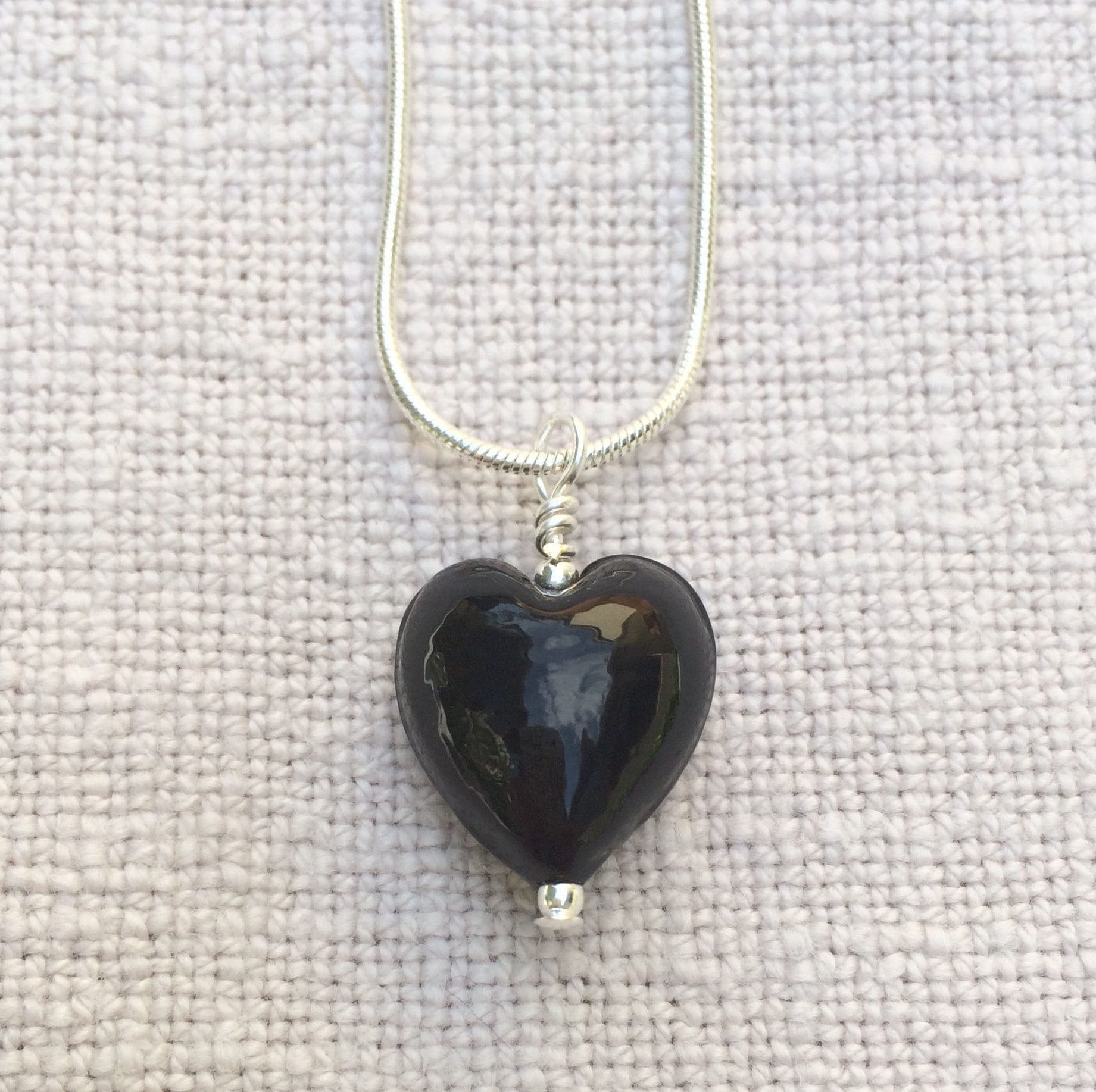 Diana Ingram Halskette Mit Schwarzem Pastellfarbenem Muranoglas Kleine Herzanhänger An Sterling Silber Schlangenkette Diana Ingram Halskette Mit Schwarzem Pastellfarbenem Muranoglas Kleine Herzanhänger An Sterling Silber Schlangenkette von DianaIngramJewellery