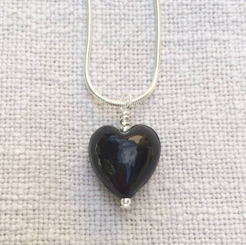 Diana Ingram Sterling Silber Kette Mit Kleinem Herz Aus Schwarzem Muranoglas Diana Ingram Sterling Silber Kette Mit Kleinem Herz Aus Schwarzem Muranoglas von DianaIngramJewellery