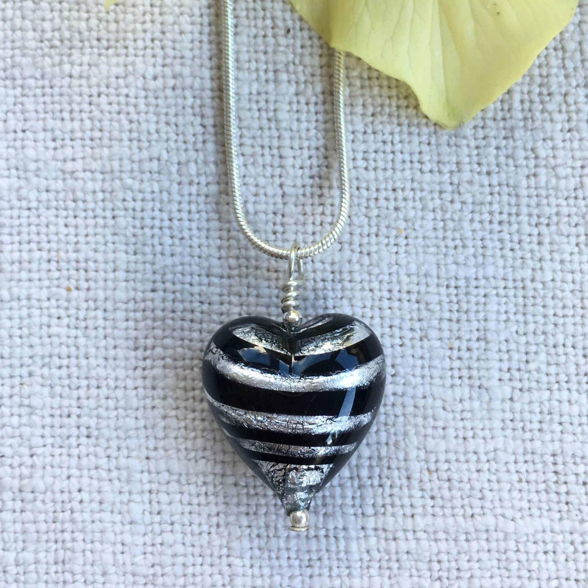 Diana Ingram Halskette Mit Schwarzer Spirale Und Silbernem Murano Glas Medium Herz Anhänger An Sterling Silber Schlangenkette Diana Ingram Halskette Mit Schwarzer Spirale Und Silbernem Murano Glas Medium Herz Anhänger An Sterling Silber Schlangenkette von DianaIngramJewellery
