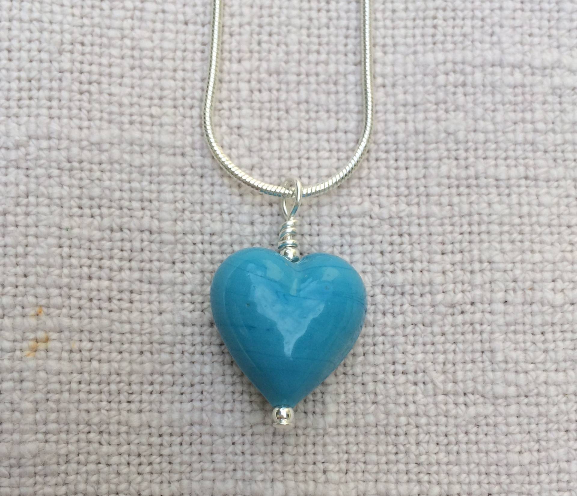 Diana Ingram Halskette Mit Einem Kleinen Herz Anhänger Aus Murano Glas An Einer Schlangenkette Sterling Silber Diana Ingram Halskette Mit Einem Kleinen Herz Anhänger Aus Murano Glas An Einer Schlangenkette Sterling Silber von DianaIngramJewellery
