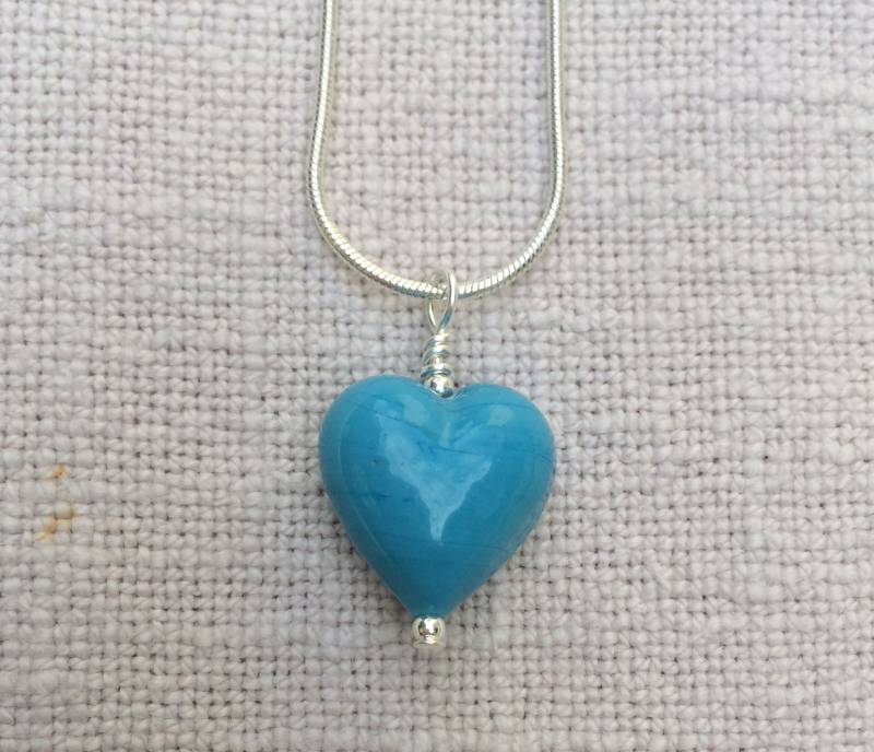 Diana Ingram Halskette Mit Türkis Murano Glas Kleines Herz Anhänger An Sterling Silber Kette Diana Ingram Halskette Mit Türkis Murano Glas Kleines Herz Anhänger An Sterling Silber Kette von DianaIngramJewellery