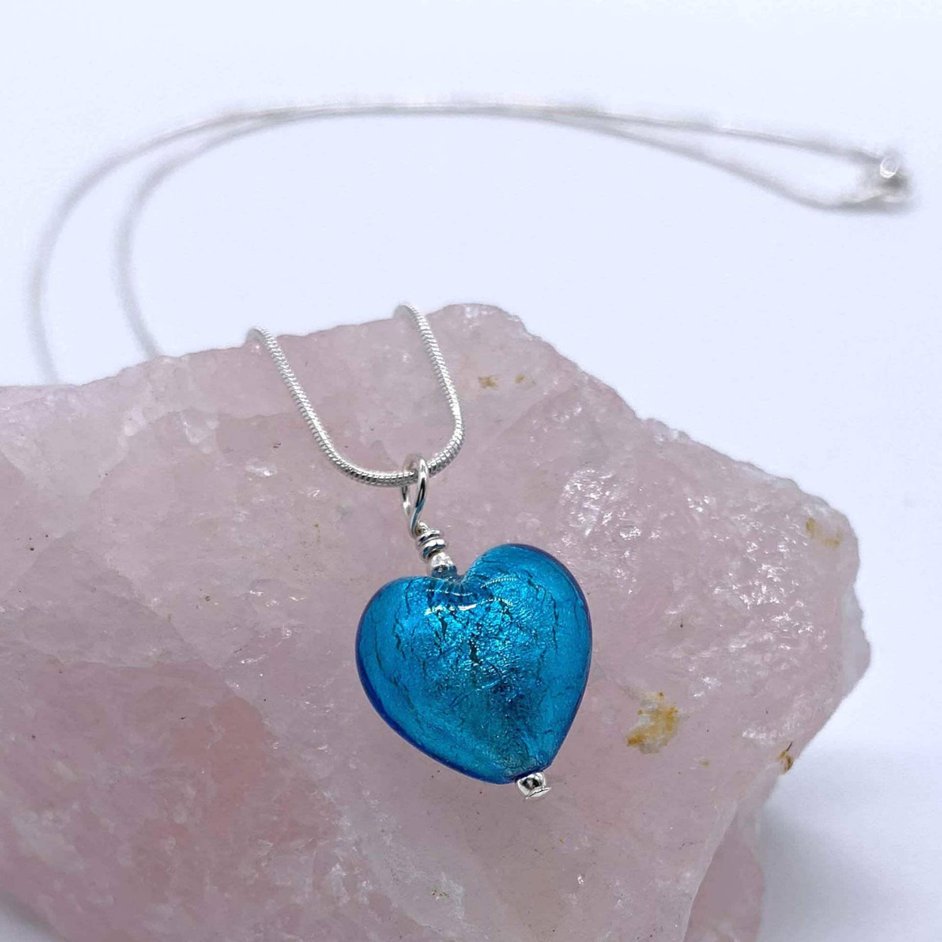 Diana Ingram Halskette Mit Türkisem | Blauem Muranoglas Kleine Herzanhänger An Sterling Silber Schlangenkette Diana Ingram Halskette Mit Türkisem | Blauem Muranoglas Kleine Herzanhänger An Sterling Silber Schlangenkette von DianaIngramJewellery