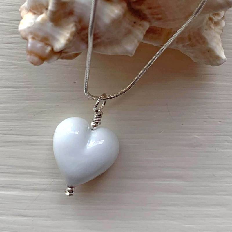 Diana Ingram Halskette Mit Weißem Pastellfarbenem Muranoglas Kleine Herzanhänger An Sterling Silber Schlangenkette Diana Ingram Halskette Mit Weißem Pastellfarbenem Muranoglas Kleine Herzanhänger An Sterling Silber Schlangenkette von DianaIngramJewellery