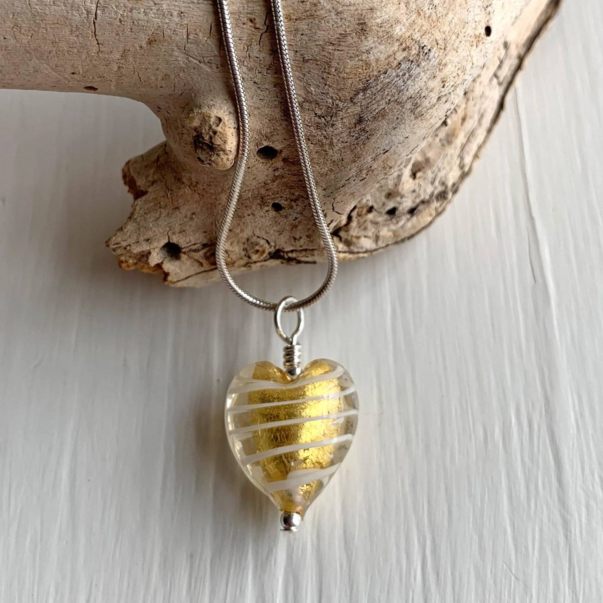 Diana Ingram Halskette Mit Weißer Spirale Und Goldenem Muranoglas Kleine Herzanhänger An Sterling Silber Schlangenkette Diana Ingram Halskette Mit Weißer Spirale Und Goldenem Muranoglas Kleine Herzanhänger An Sterling Silber Schlangenkette von DianaIngramJewellery