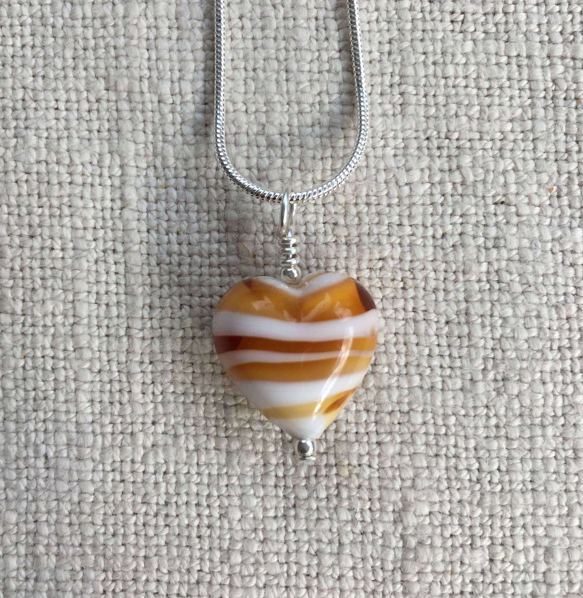 Diana Ingram Halskette Mit Weißer Spirale Und Goldtopas Murano Glas Kleiner Herz Anhänger An Sterling Silber Schlangenkette Diana Ingram Halskette Mit Weißer Spirale Und Goldtopas Murano Glas Kleiner Herz Anhänger An Sterling Silber Schlangenkette von DianaIngramJewellery