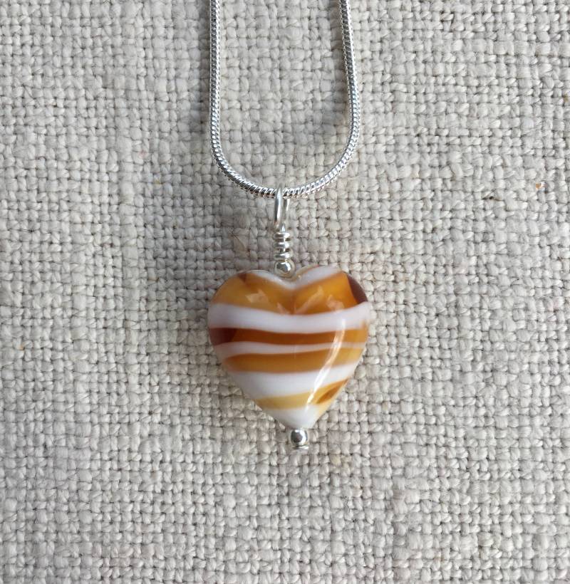 Diana Ingram Halskette Mit Weißer Spirale Und Goldtopas Murano Glas Kleiner Herz Anhänger An Sterling Silber Schlangenkette Diana Ingram Halskette Mit Weißer Spirale Und Goldtopas Murano Glas Kleiner Herz Anhänger An Sterling Silber Schlangenkette von DianaIngramJewellery