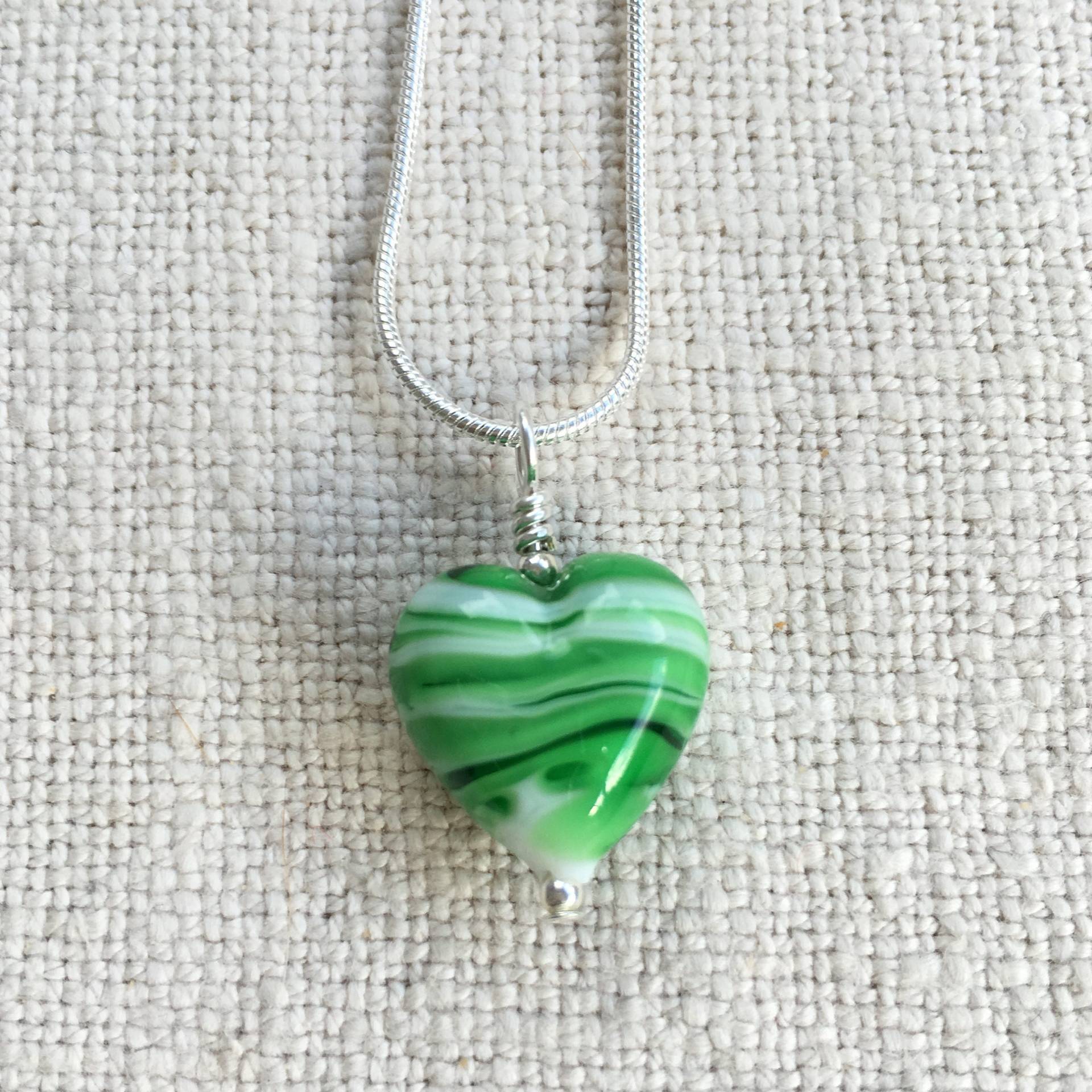 Diana Ingram Halskette Mit Weißer Spirale Und Grünem Muranoglas Kleine Herz Anhänger An Sterling Silber Schlangenkette Diana Ingram Halskette Mit Weißer Spirale Und Grünem Muranoglas Kleine Herz Anhänger An Sterling Silber Schlangenkette von DianaIngramJewellery