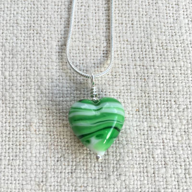 Diana Ingram Halskette Mit Kleines Herz Aus Murano Glas in Grün An Einer Sterling Silber Kette Diana Ingram Halskette Mit Kleines Herz Aus Murano Glas in Grün An Einer Sterling Silber Kette von DianaIngramJewellery