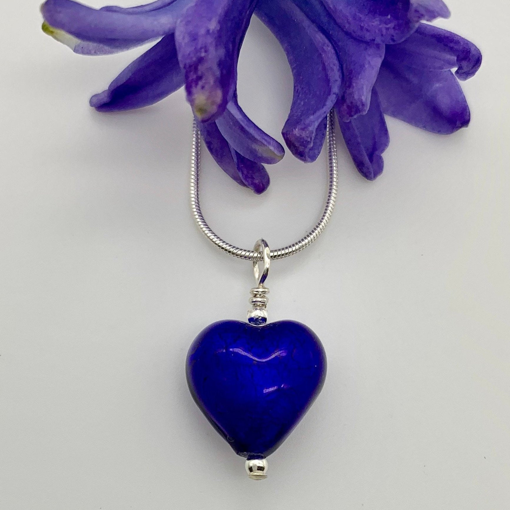 Diana Ingram Kette Mit Kleinem Herzanhänger Aus Muranoglas in Dunkelblau An Einer Schlangenkette Sterlingsilber Diana Ingram Kette Mit Kleinem Herzanhänger Aus Muranoglas in Dunkelblau An Einer Schlangenkette Sterlingsilber von DianaIngramJewellery