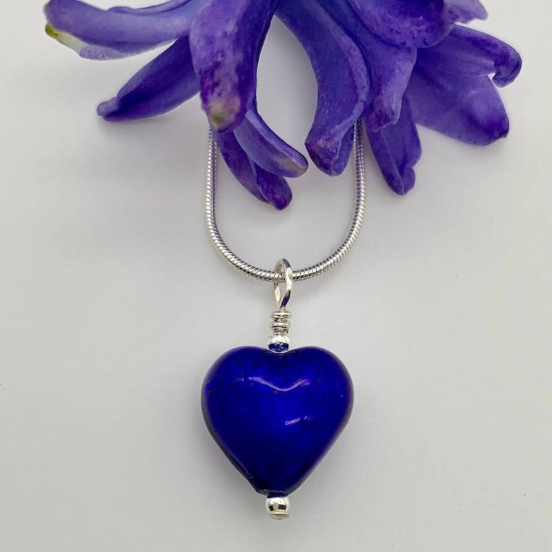 Diana Ingram Halskette Mit Kleinem Herz Aus Murano Glas in Blau An Einer Sterling Silber Kette Diana Ingram Halskette Mit Kleinem Herz Aus Murano Glas in Blau An Einer Sterling Silber Kette von DianaIngramJewellery